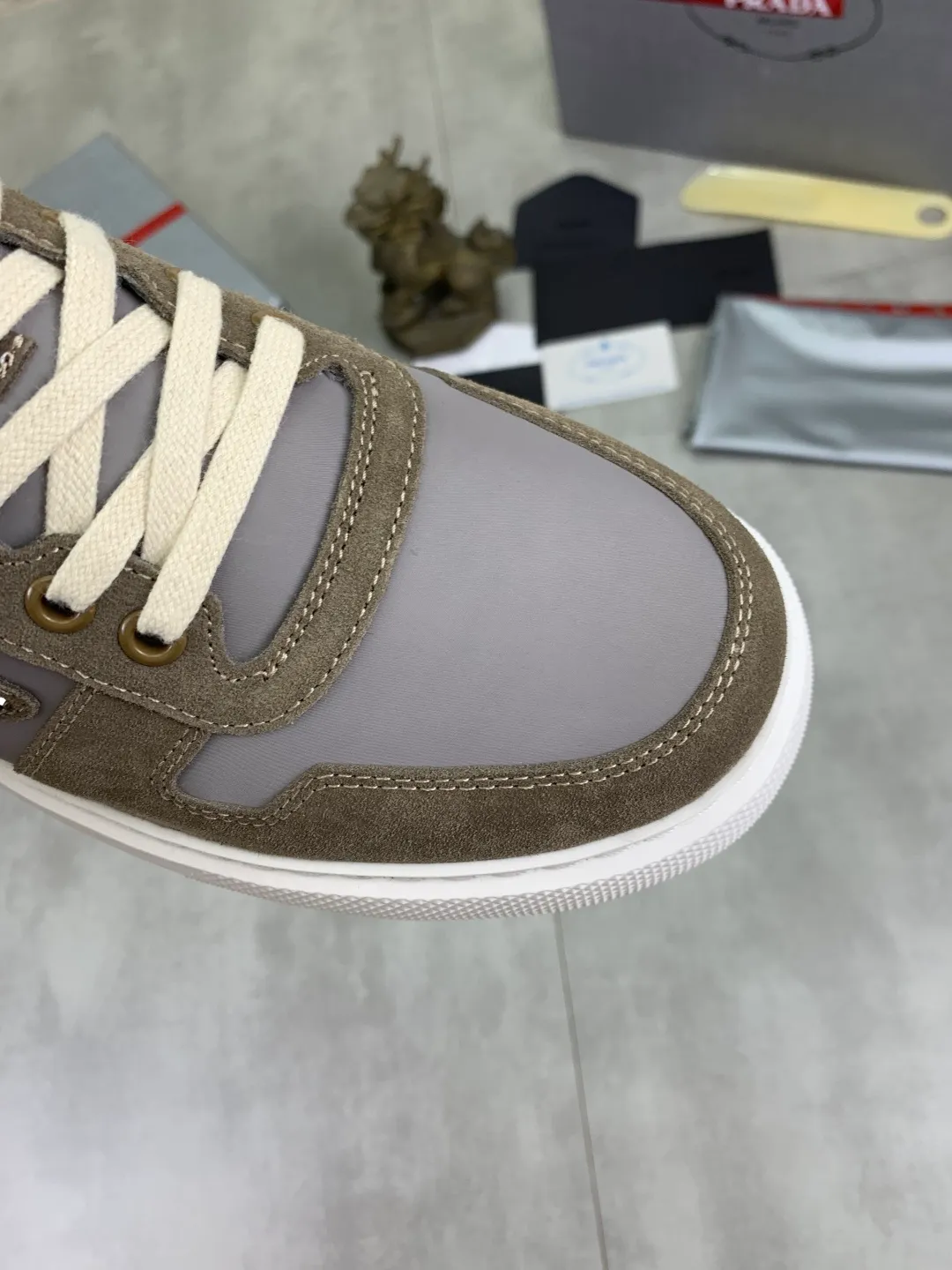Men's shoes 💰P560💰 [New model] High version official website popular model is on the market, 🆘 Trendy brand (Prada) mainly promotes popular model, avant-garde and versatile fashionable men's shoes private version mold opening, cowhide surface splicing 1:1.. Stylish and simple, original imported cowhide lining cowhide feet; the atmosphere and personality are more fashionable, eye-catching and pursuing class. It will subvert the old idea and be a must-have for fashion trendsetters with you! Must keep it for yourself! Tall and comfortable, large and low, high-end quality workmanship. Code number: 38-44 5⃣️colors available.
